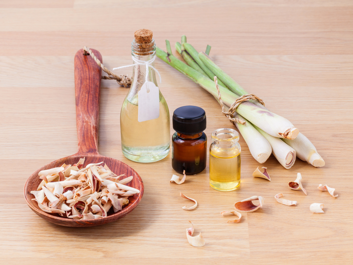 Natural Spa Ingredients . - Lemongrass essential Oil for alt